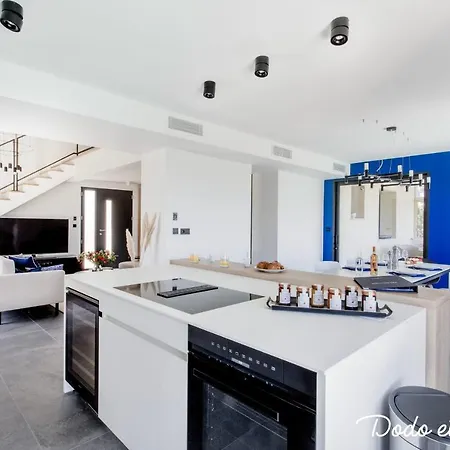 Outstanding 4 Bedroom House With Swimming Pool - Dodo Et Tartine